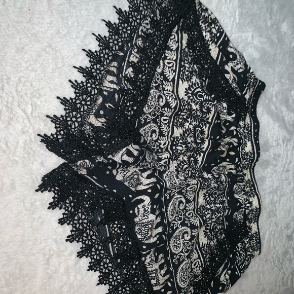 Black and white pattern shorts with lace trims - Picture 2 of 7